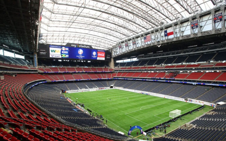 詹姆斯揽三,双浓眉贡献,主场轻取奇,香港赛马,赛程安排,赛果分析,马匹资料,比赛动态